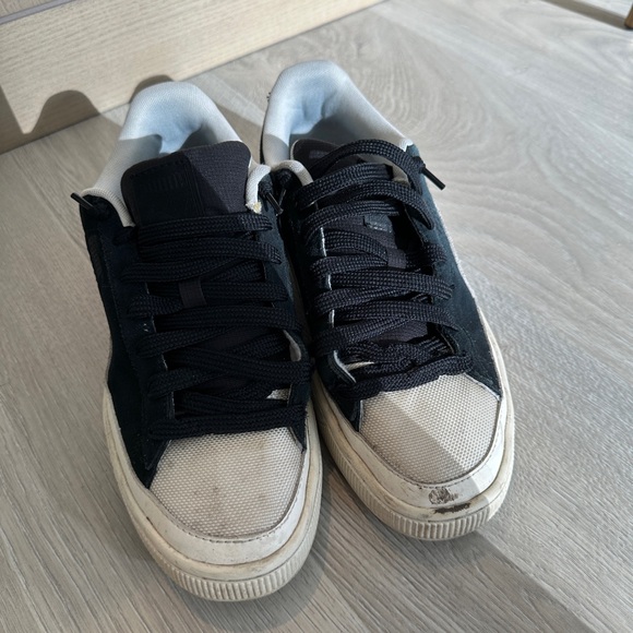 PUMA Men's classic Black and White Sneakers - Picture 1 of 5